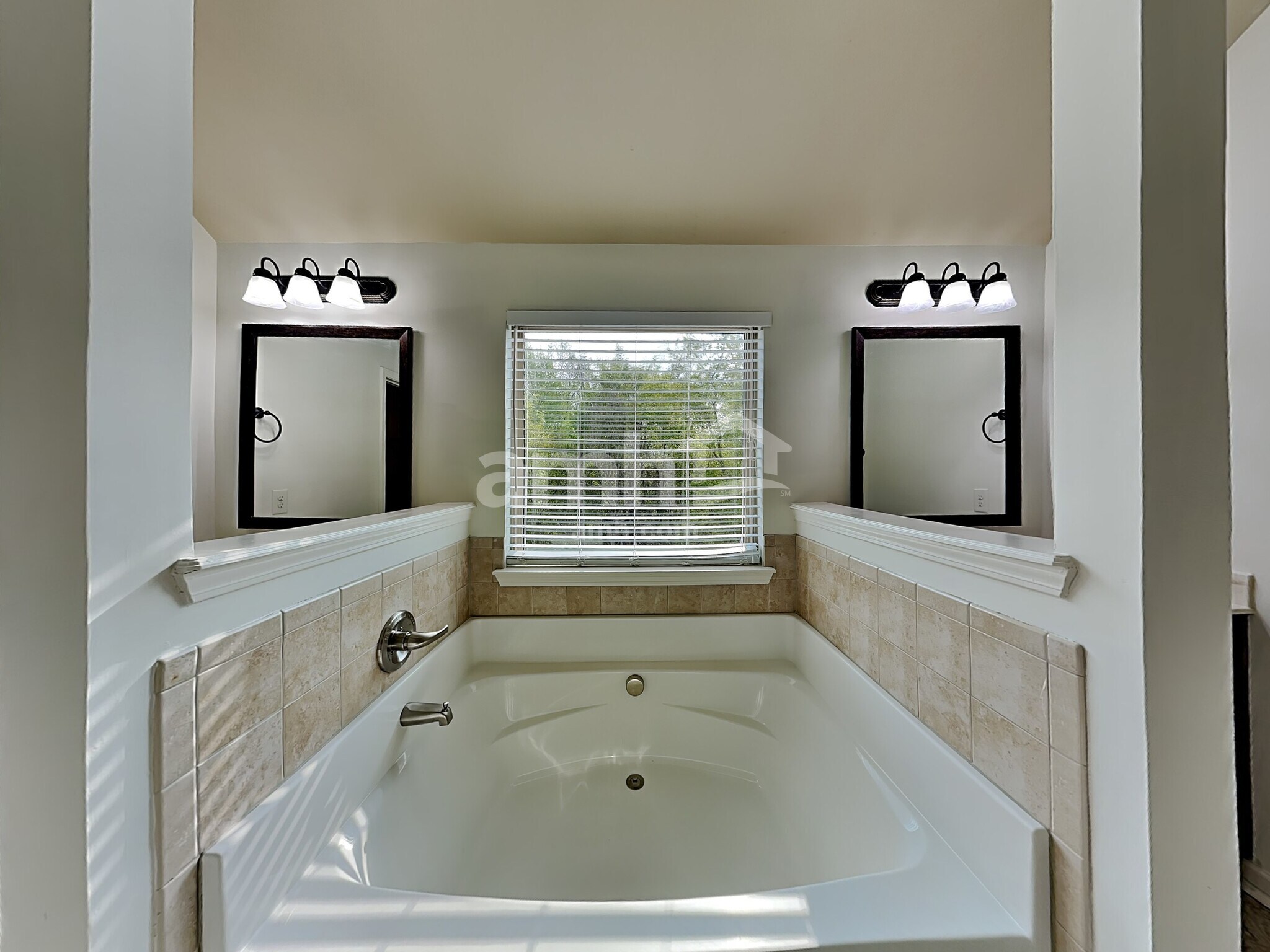 Building Photo - 272 Oak Branch Dr