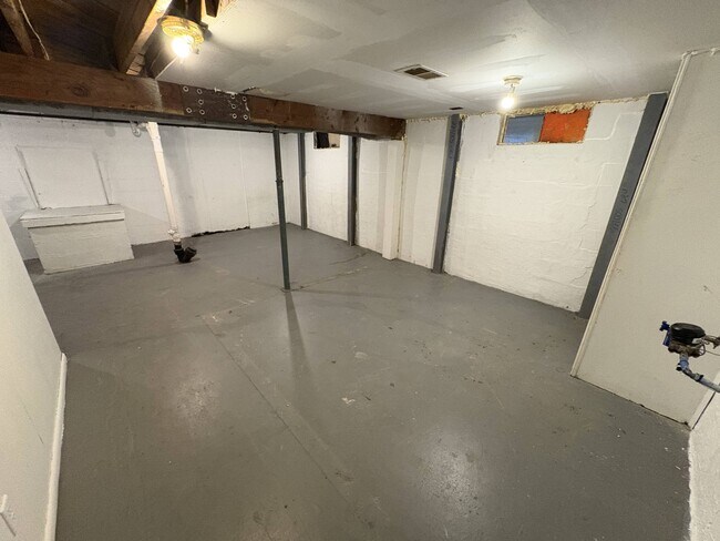 Building Photo - 2622 Hiawatha St