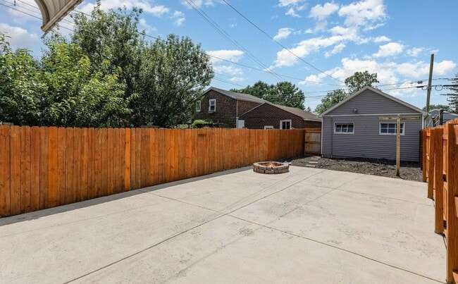 Building Photo - Coming Soon! Charming 5 Bedroom, 2 Bath ho...
