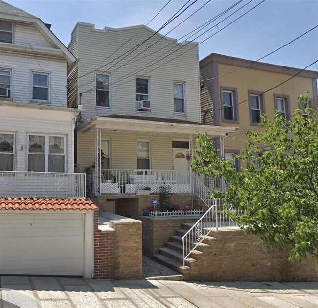 Building Photo - 619 38th St