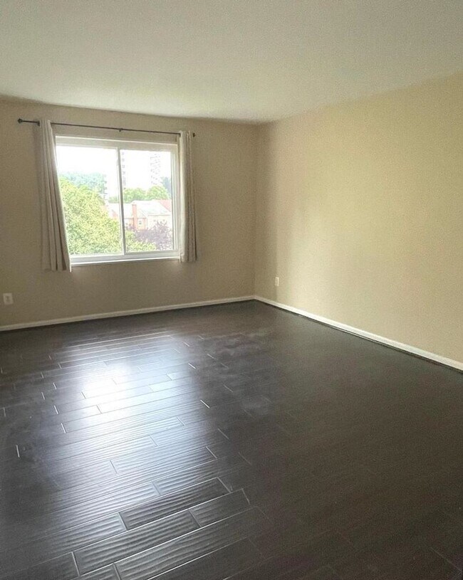 Building Photo - Beautiful 2BR 2BA top floor condo located across from Montgomery Mall