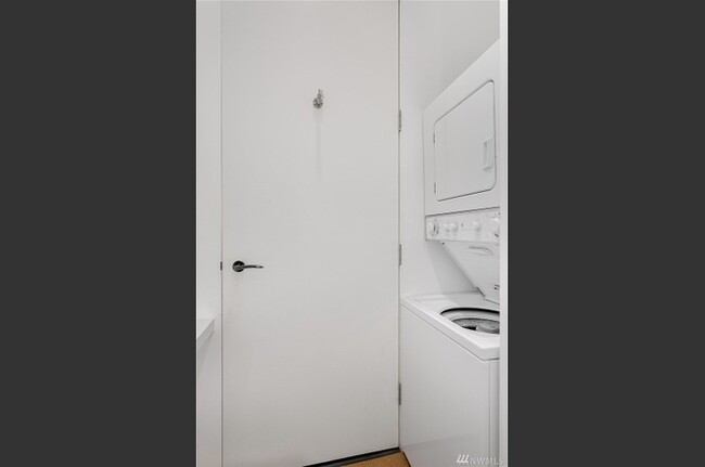 Building Photo - Large Updated Capitol Hill 1bd 1bath Condo...