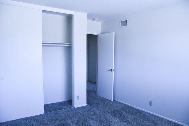 Building Photo - 522 E Collins Ave