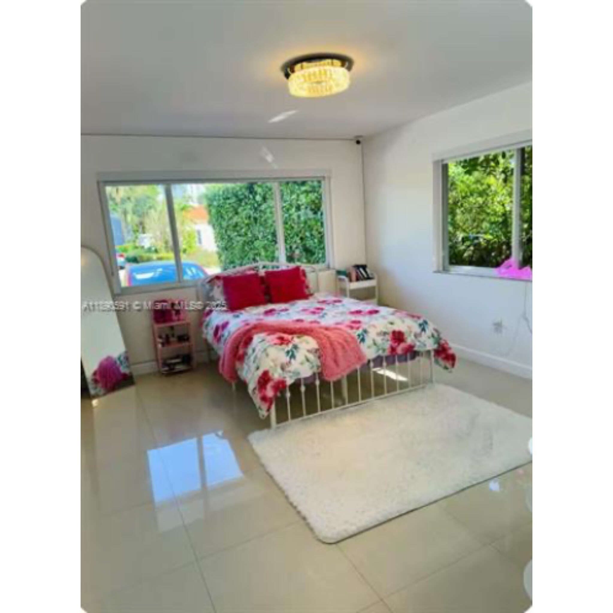 Building Photo - 9240 Byron Ave