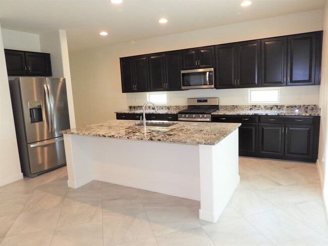 Building Photo - 4 Bedroom 2.5 Bathroom