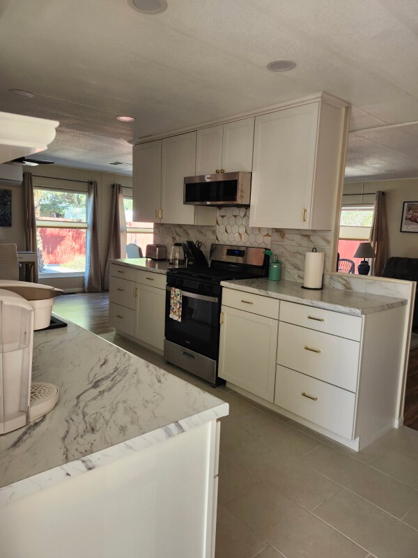 Building Photo - 1010 Palm Canyon Dr