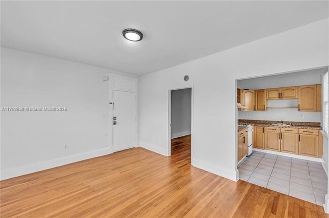 Building Photo - 529 NE 66th St