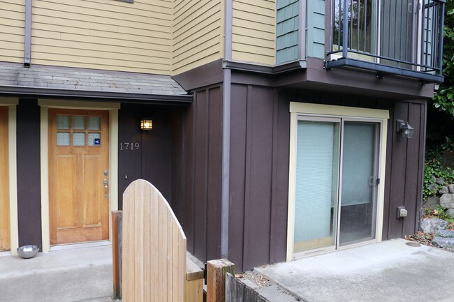 Primary Photo - Green-Certified Townhome in Sizzling Seatt...