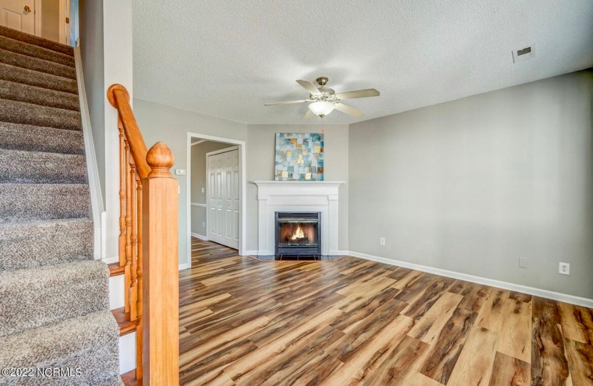 Building Photo - 2355 Vineyard Dr