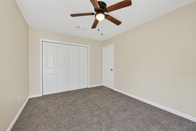 Building Photo - 813 Lakeview Dr