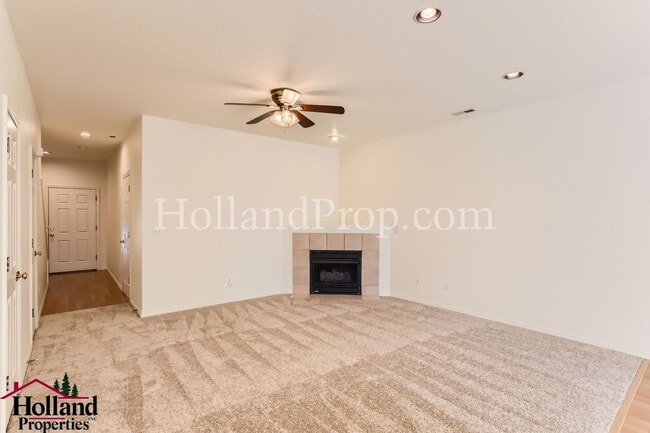 Building Photo - Charming and Comfortable Townhouse in Bethany Area!