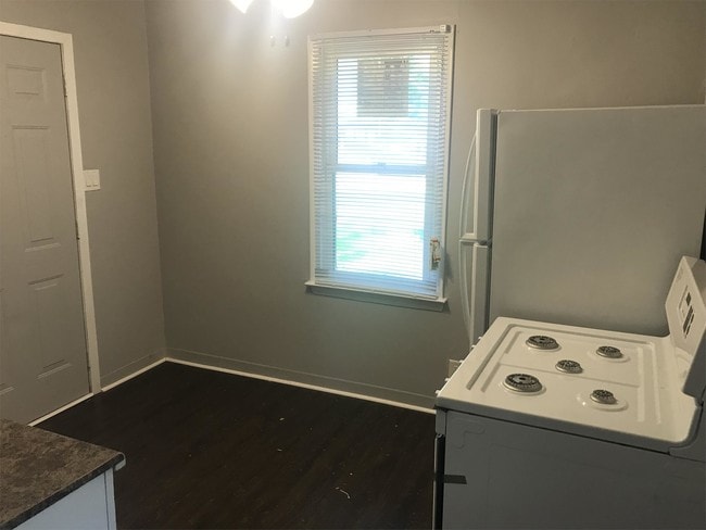 Building Photo - 1018 Lewis Ave