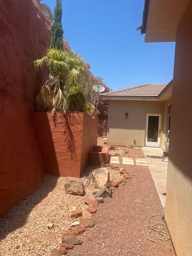 Building Photo - 3 bed 3 bath home - Located just below The...