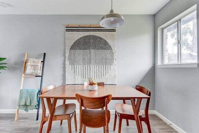 Building Photo - 2005 Cheshire Dr