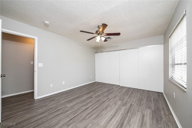 Building Photo - 744 Pineland Ave