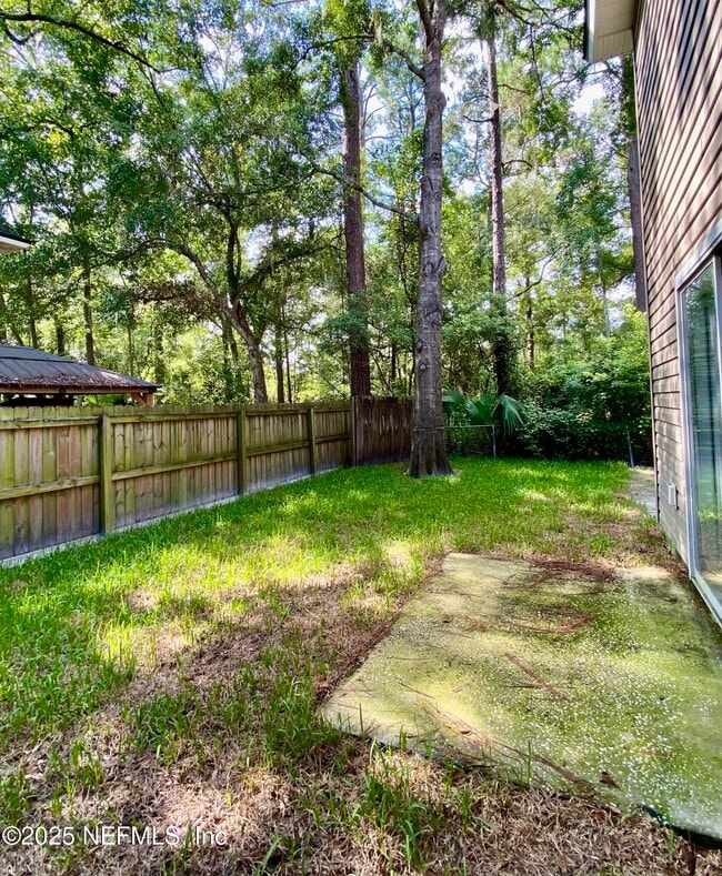 Building Photo - 86069 Pineview Dr