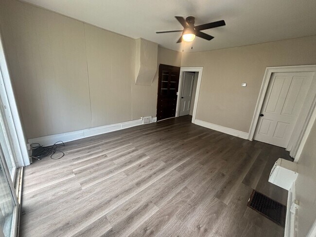 Building Photo - Lower 2 Bedroom Unit Apartment