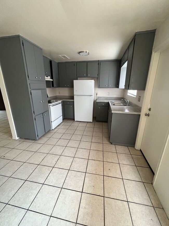 Building Photo - Town Home For Rent