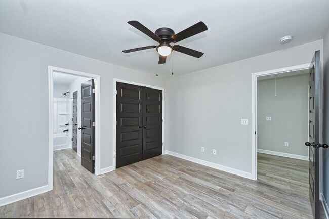 Building Photo - Like New and Move In Ready!