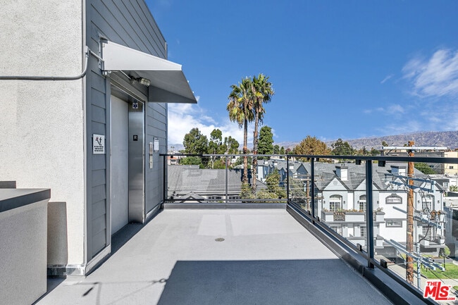 Building Photo - 10824 Blix St