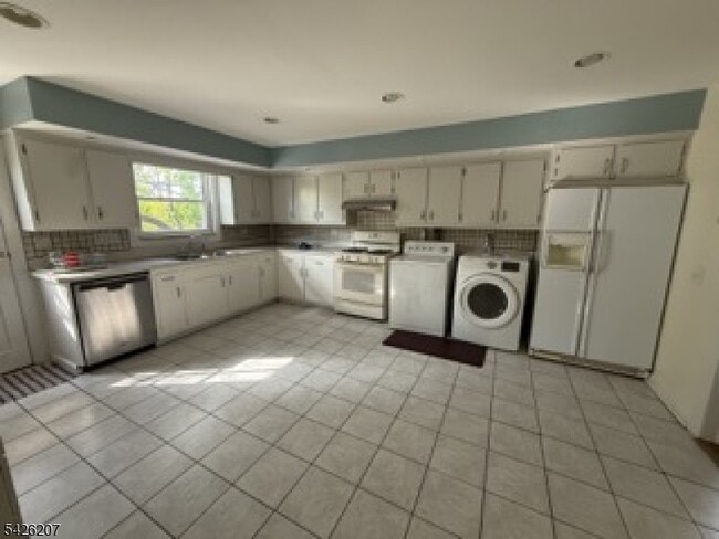 Building Photo - 95 Westview Ave