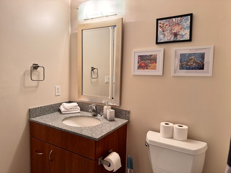 Building Photo - 889 Date St