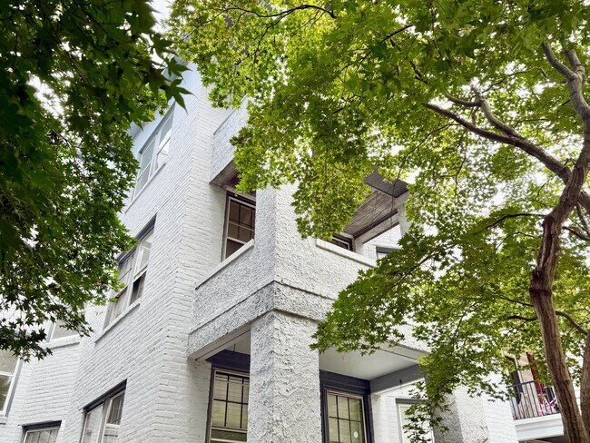 Building Photo - **BEST DEAL**Ghent -2 Bedroom condo 2nd Fl...