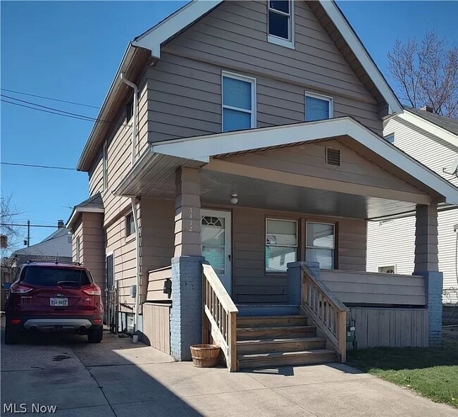 Primary Photo - Large 4 Bedroom 2 Bath House in Cleveland