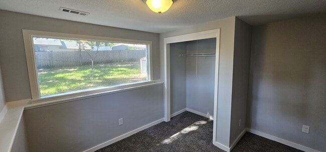 Building Photo - 884 E Greenway Ct