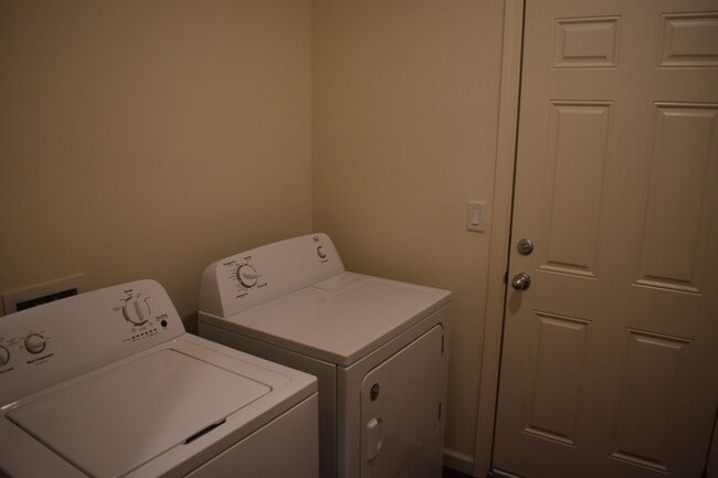 Building Photo - 662 Pegasus Dr