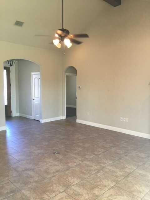 Building Photo - 310 Oar Wood Dr