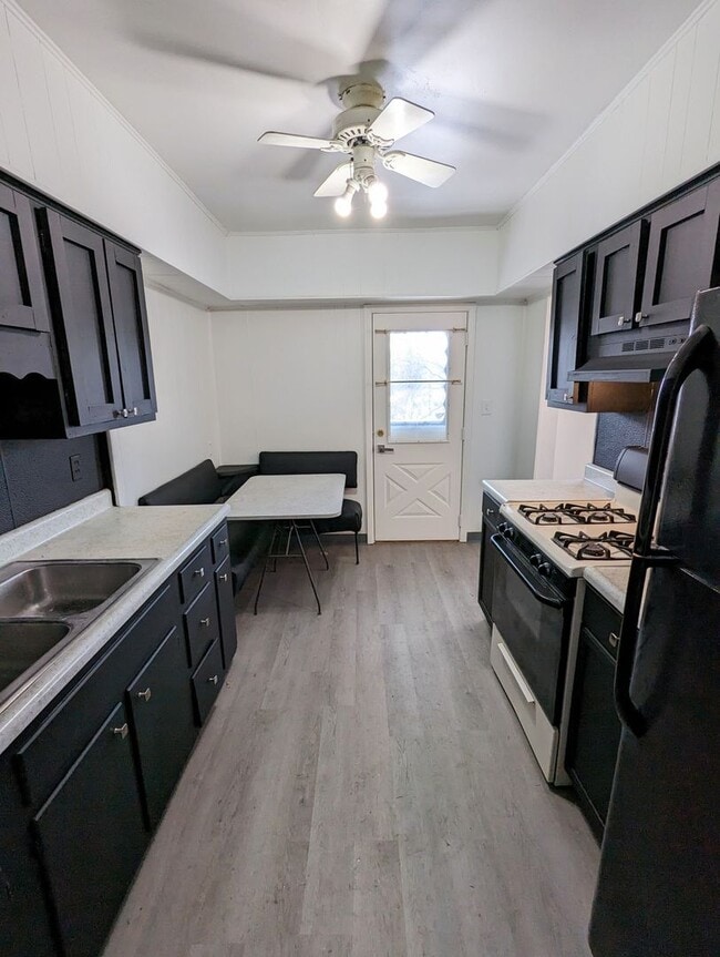 Building Photo - Cozy 2 Bedroom House on quiet street (Mars...