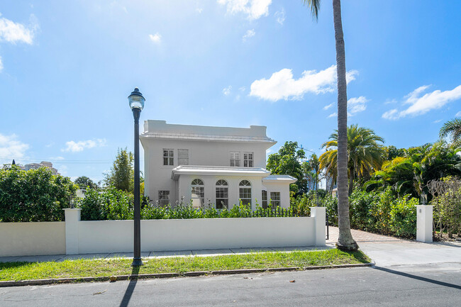 Building Photo - 224 10th St