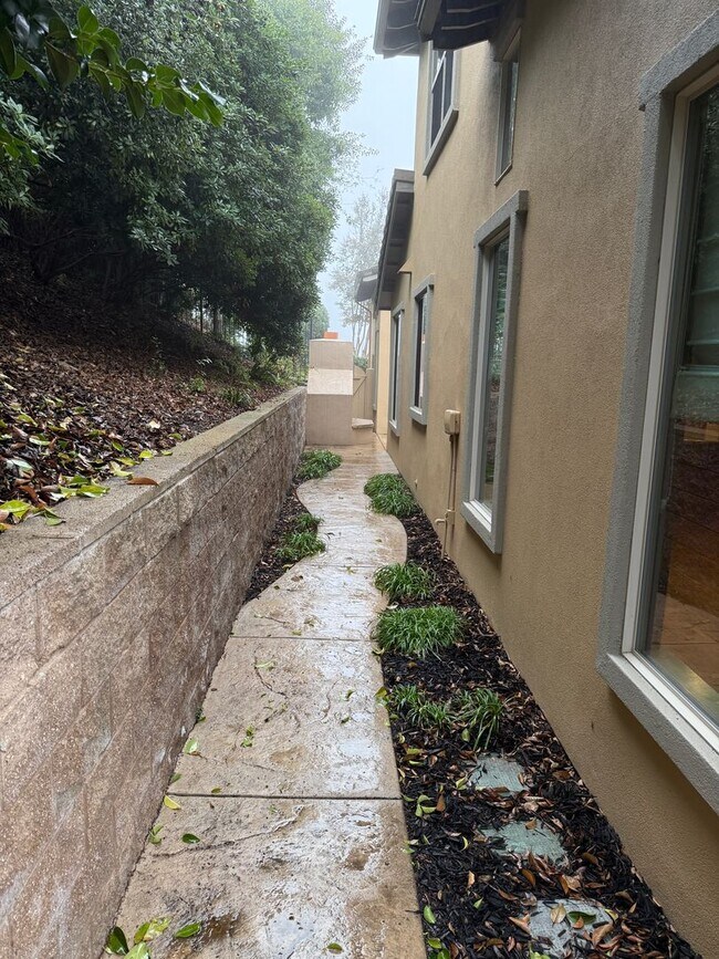 Building Photo - Beautiful 3 bedroom plus loft and office in highly sought Serrano community!