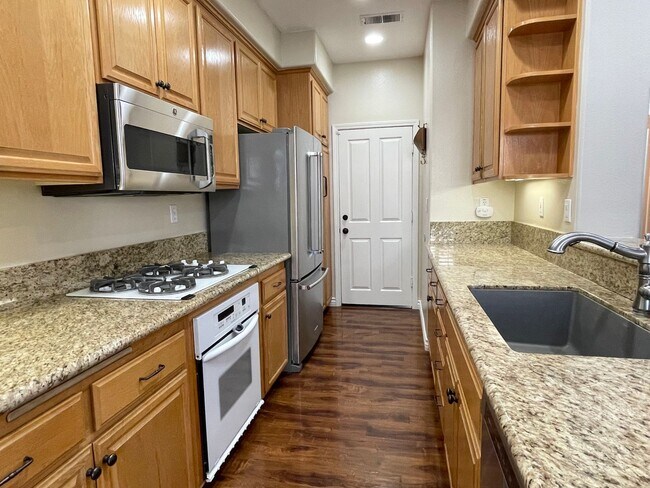 Building Photo - Charming 3 Bedroom 2.5 bath Home in gated community in Thousand Oaks!