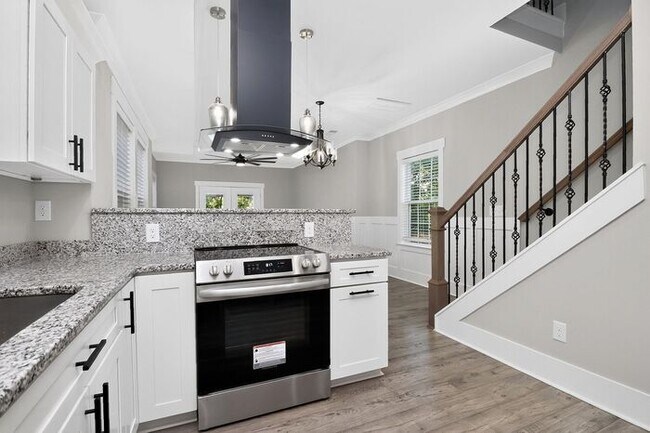 Building Photo - Beautiful 3BD/2.5BA Single Family Home in Reid Park!