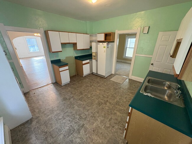 Building Photo - Spacious 3 Bedroom 1 Bath House Located in...