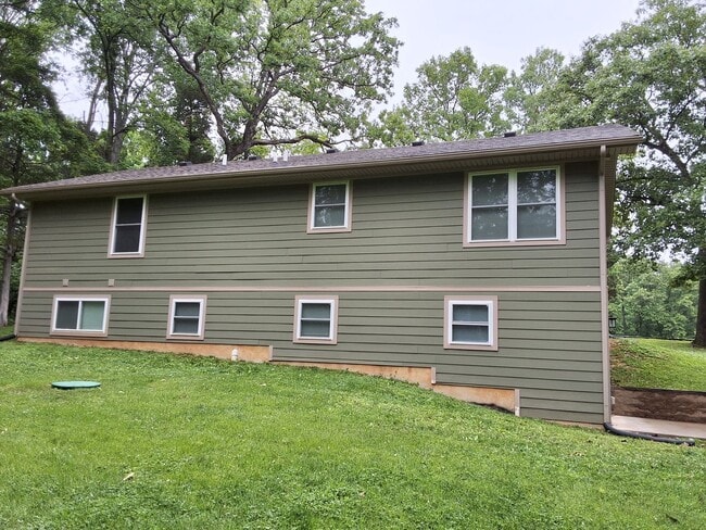 Building Photo - Beautiful 4 Bedroom 2 Bath Home
