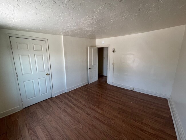 Building Photo - Large Five Bedroom 1.5 Bathroom In York!