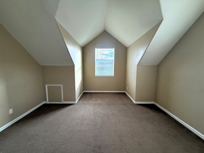 Building Photo - Gorgeous 4 bedroom with Triple Garage