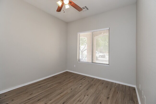 Building Photo - 751 E Horizon Heights Dr