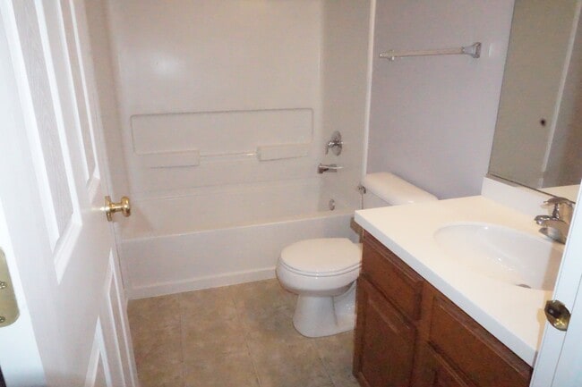 Building Photo - Rare find-3 Bedroom spacious corner unit with Den, 2.5 baths and 2 car garage