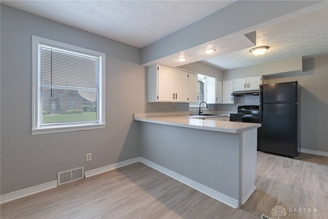 Building Photo - 521 Oakview Dr