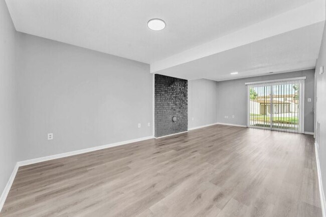 Building Photo - *NEWLY RENOVATED* 2 Bedroom Townhouse in D...