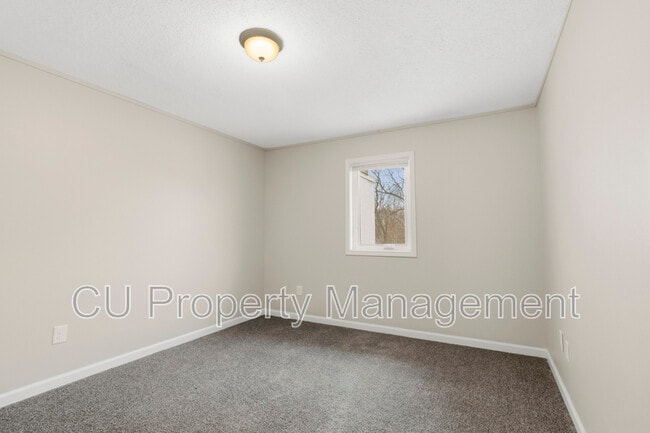 Building Photo - 1605 N Willow Rd