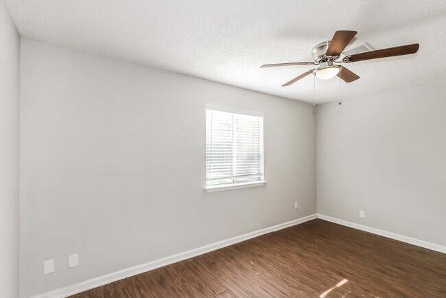 Building Photo - 18711 Droitwich Dr