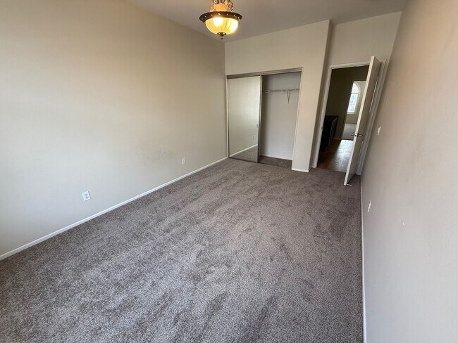 Building Photo - Beautiful Camarillo Townhome