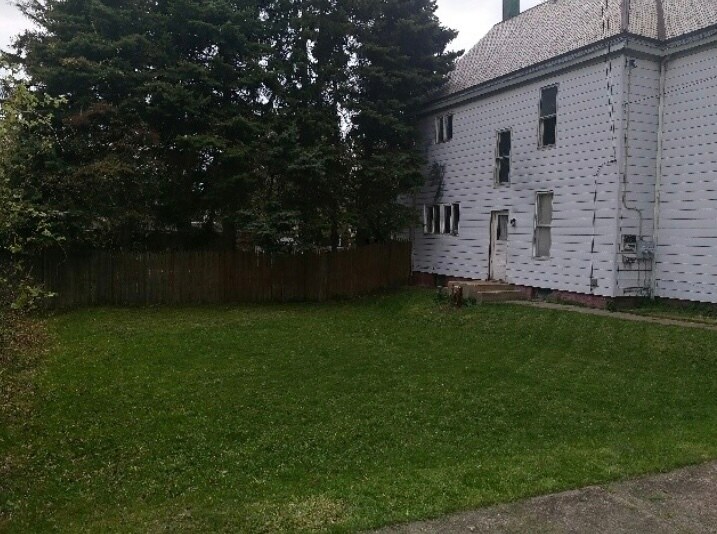 Side Yard and Entrance - 428 E 27th St