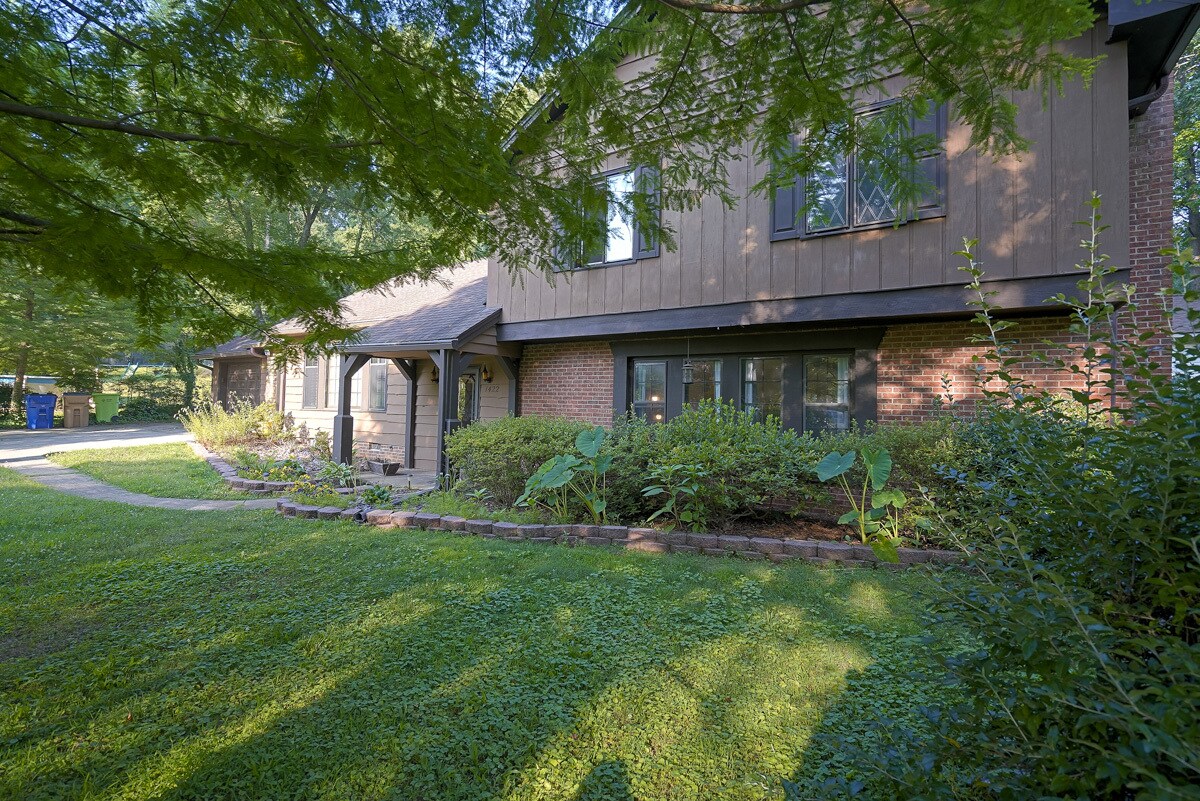 Building Photo - 1422 Pineview Dr