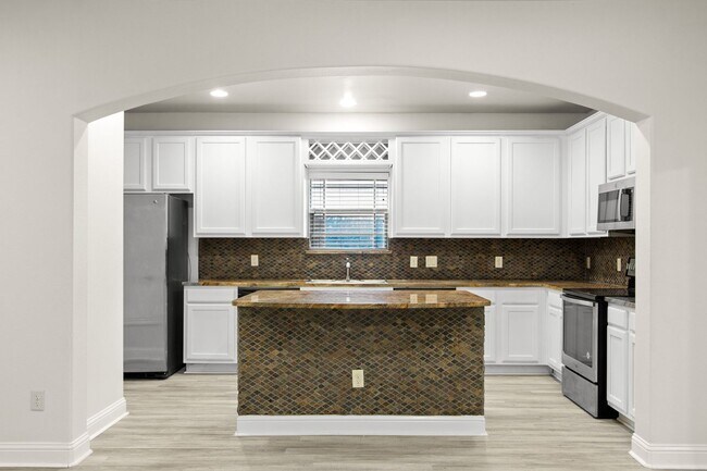 Building Photo - * MOVE IN SUMMER 7/25/2027 * 5 Bed 3 Bath, Short 5 Minute Walk to TCU Campus